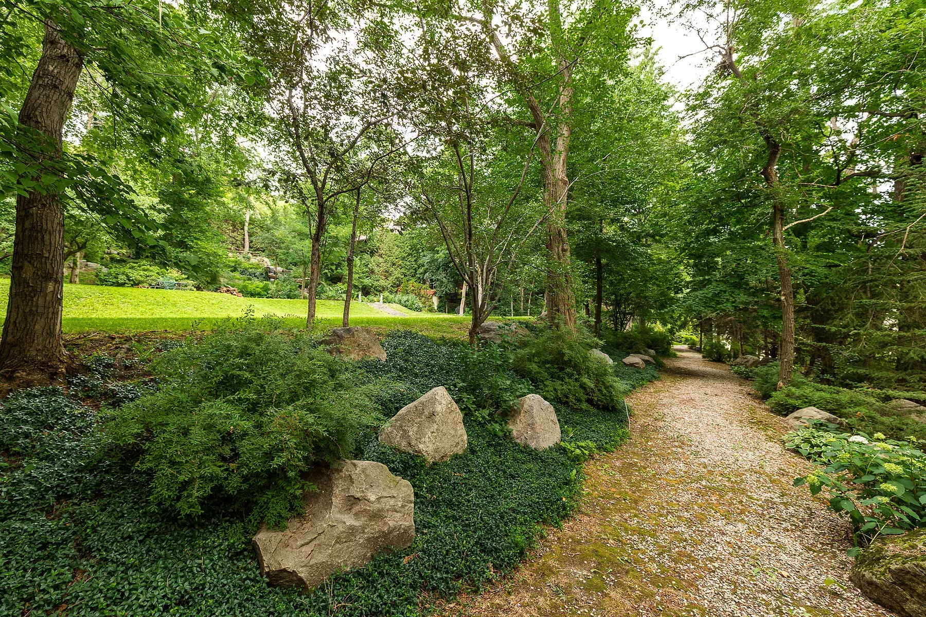 1475 av. des Pins O., Montreal, Quebec, H3G 1B3 Canada